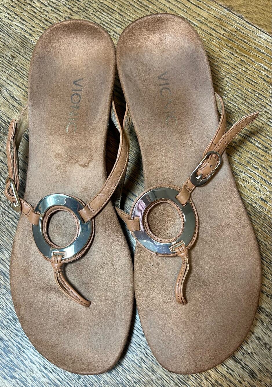 Vionic Orchid Toe Post Wedge Sandal in Sable Brown Sz 9 EU 41  Gold Accent Ring